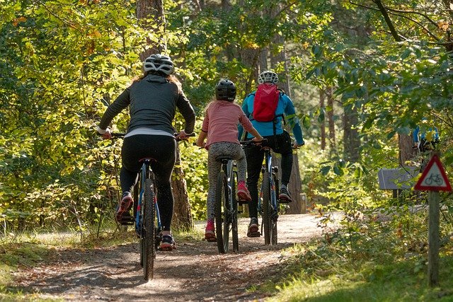 Rodzinna wycieczka rowerowa, czyli pomysł na wspólną aktywność na świeżym powietrzu